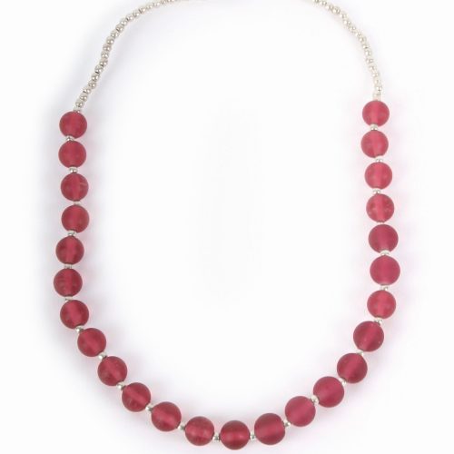 Collier avec des perles de verre rouge